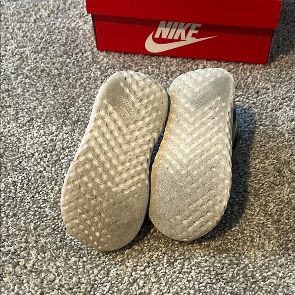 Nike Gray and White Sneakers with Velcro Closure - Picture 7 of 11